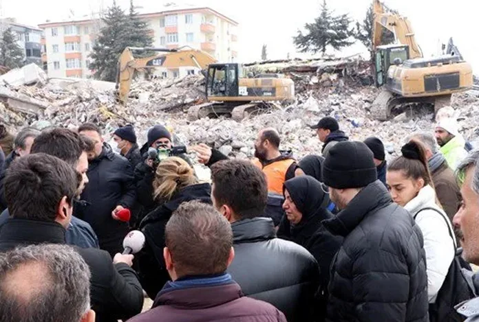 19 kişiye mezar olan sitenin enkazında kolon kesme tartışması: Vatandaşlar suç duyurusunda bulundu
