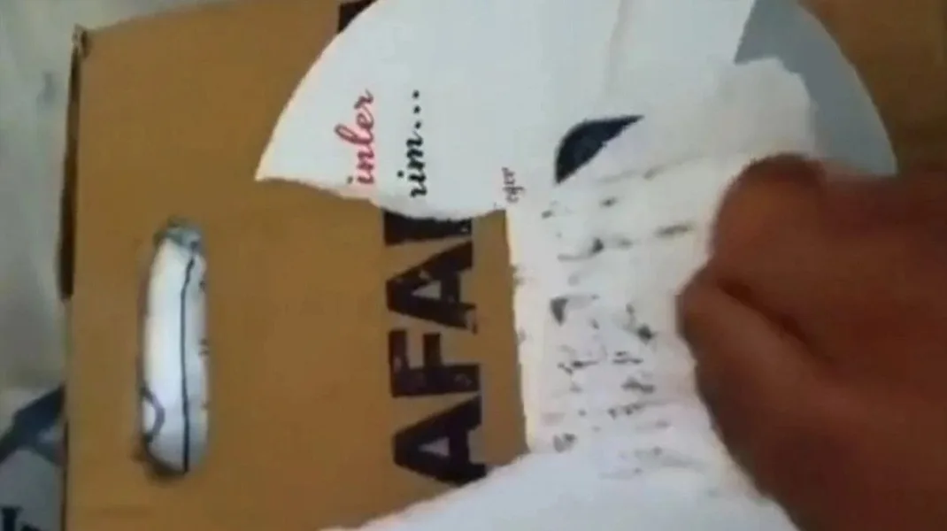 AFAD kolilerine AK Parti logosu yapıştırıldı