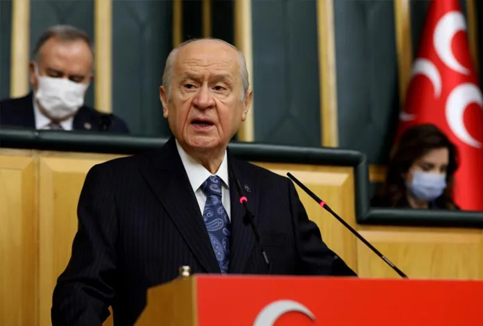 Devlet Bahçeli ve Semih Yalçın Beşiktaş’tan istifa etti