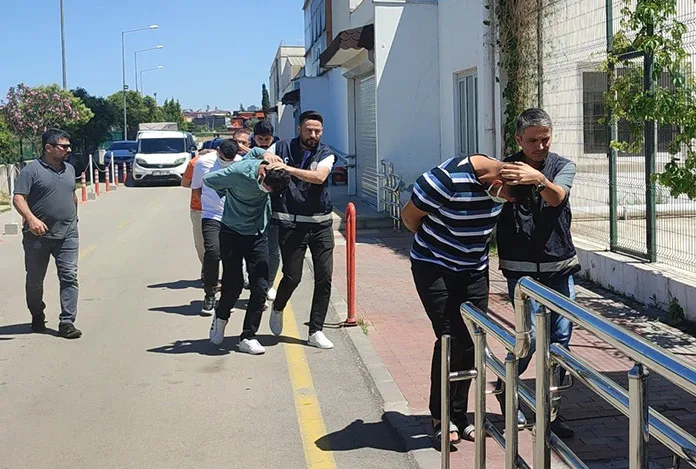 Kadın kılığına girip kızının sevgilisiyle buluşan baba öldürüldü