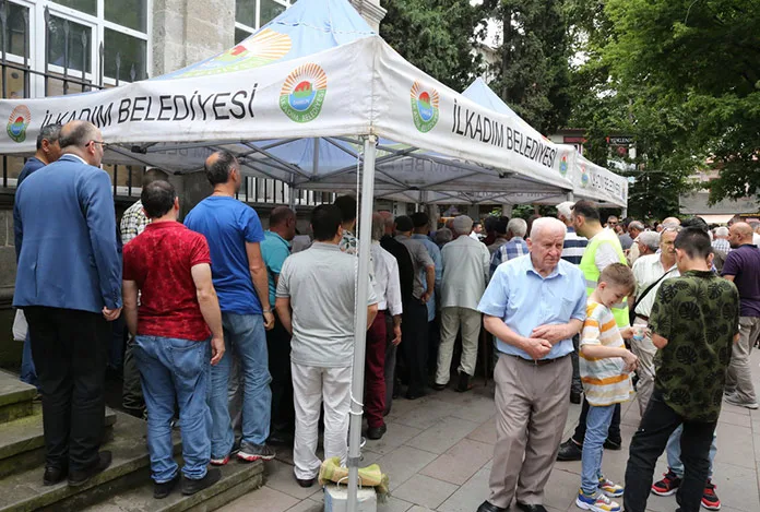 15 Temmuz şehitleri için lokma dağıtıldı