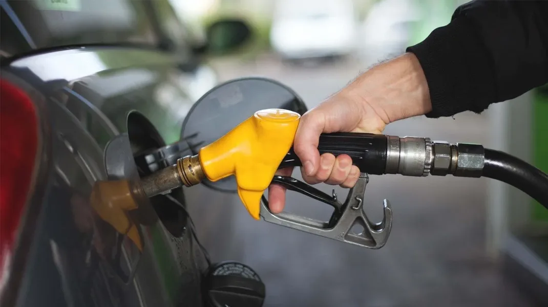 Benzine büyük zam geldi