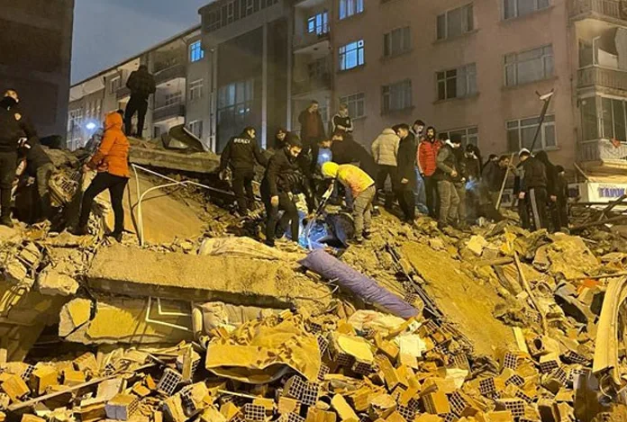 Kahramanmaraş’ta 7.4 büyüklüğünde deprem: Çok sayıda can kaybı var, 4. seviye alarm verildi