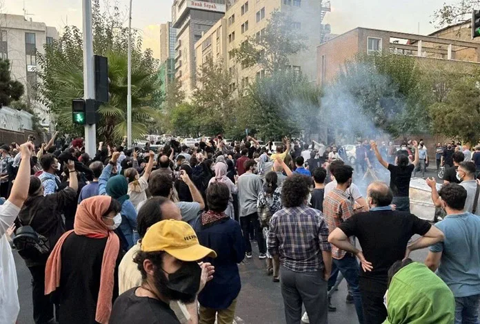 Mahsa Amini’nin ölümünün ardından İran’da protestolar durulmuyor: İnternet kesintisi gündemde