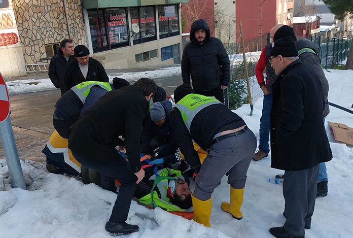 Kar kürerken hastanelik oldu!