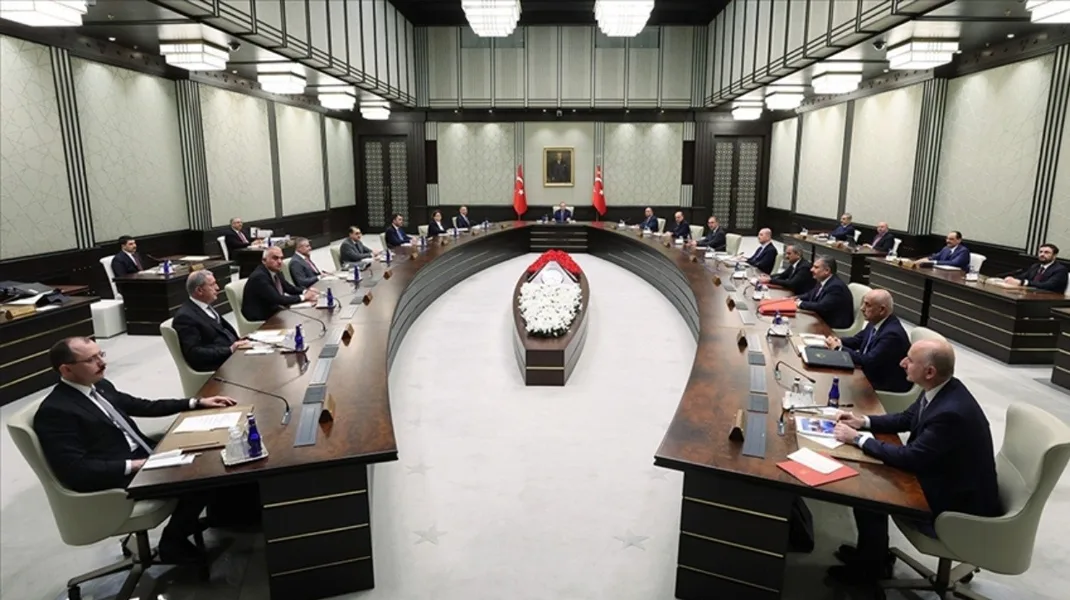 Cumhurbaşkanlığı Kabinesi bugün toplanıyor: Gündemde emekliye zam, öğrenciye vergisiz telefon ve OVP var