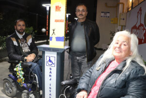 Evindeki elektrikle engelli şarj istasyonu kurdu