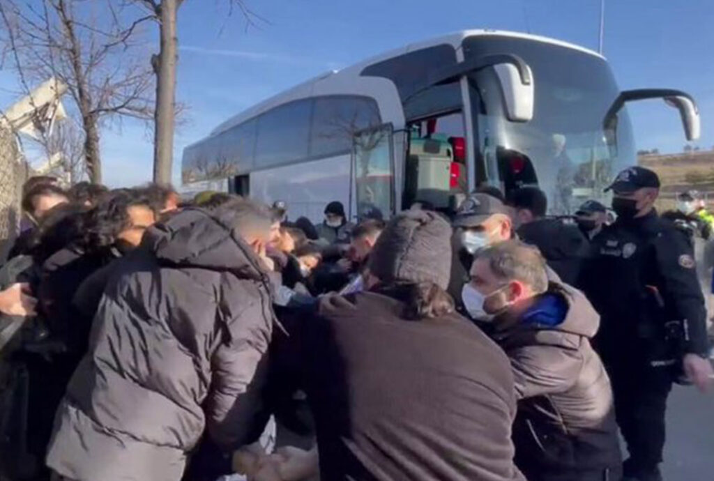 Ankara’ya gelen öğrenciler gözaltına alındı