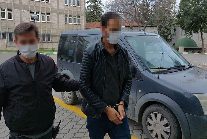 Yaşlı kadını korkutup altınlarını alıp kaçtı