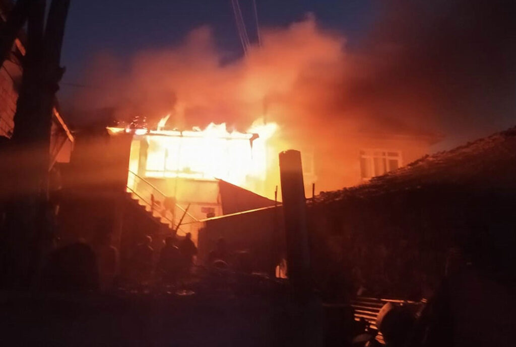 Samsun’da acı yangın: Annesini kurtarmak için alevlere daldı