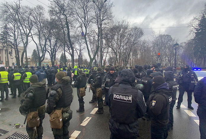 Ukrayna’da karantina karşıtları sokağa indi