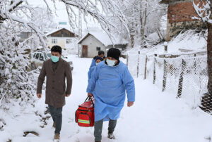 Aşı çalışmaları kar kış dinlemedi