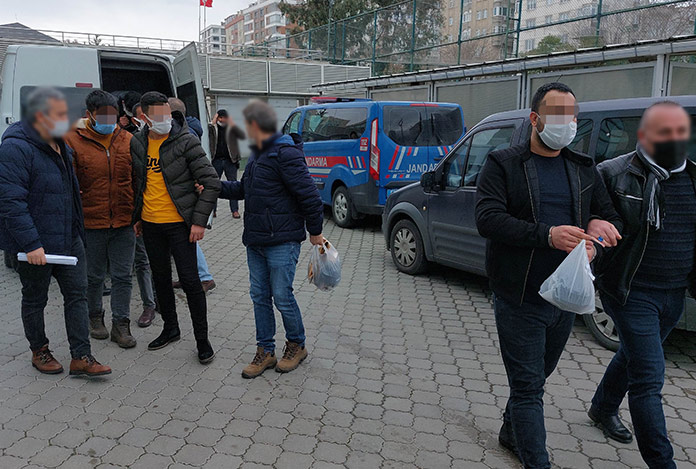 Kendilerini polis savcı olarak tanıttılar