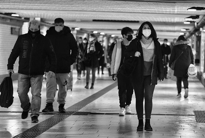 “Omicron pandemiyi bitirmeyecek ama virüsü sıradanlaştırıyor”