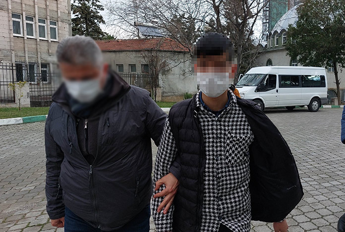 Camları taşla kırıp hırsızlık yaptılar