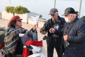 Altın küpeyi ararken çekirdekçi oldu