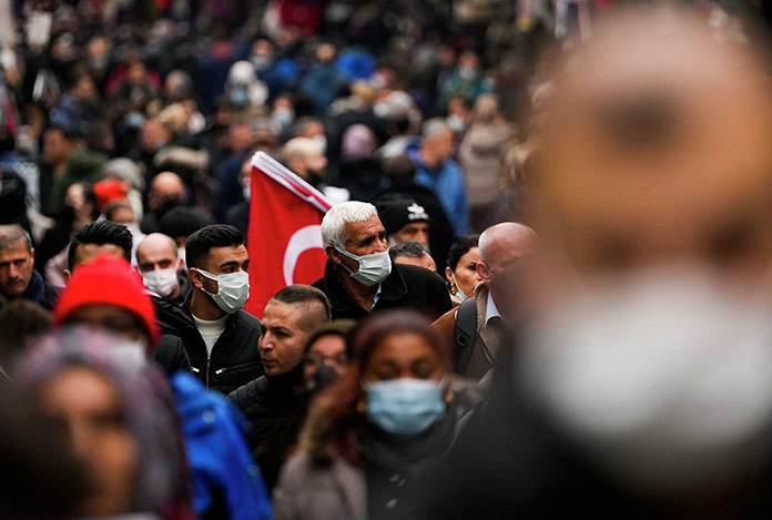 Koca’dan açıklama: Maske zorunluluğu kalkıyor mu?