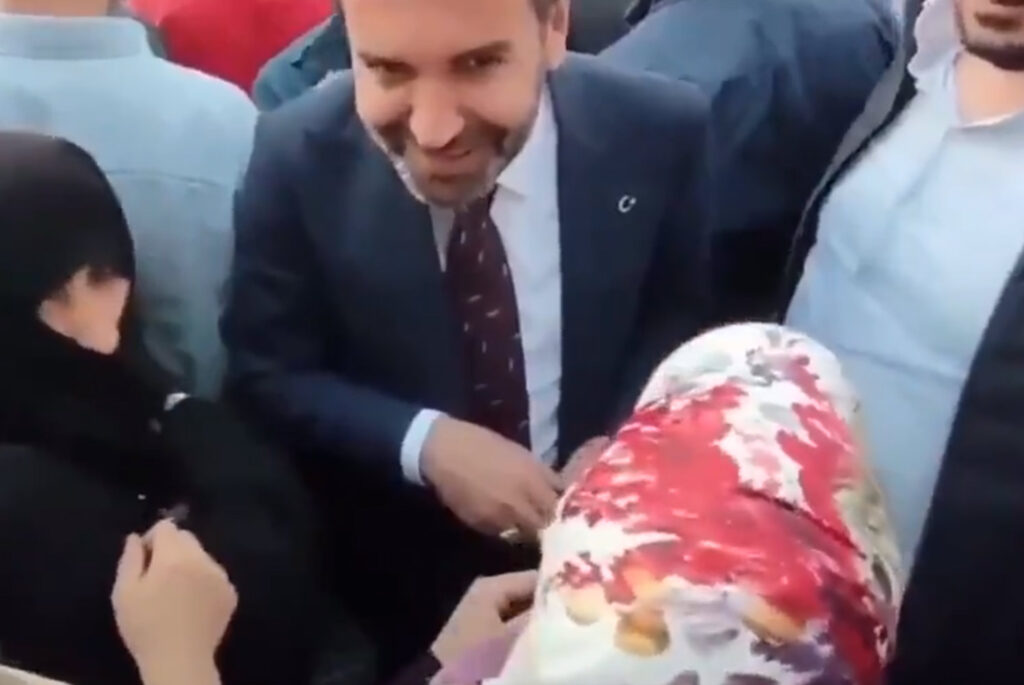 Başkandan depremzedeye: “Eskiden duşakabinin mi vardı?”