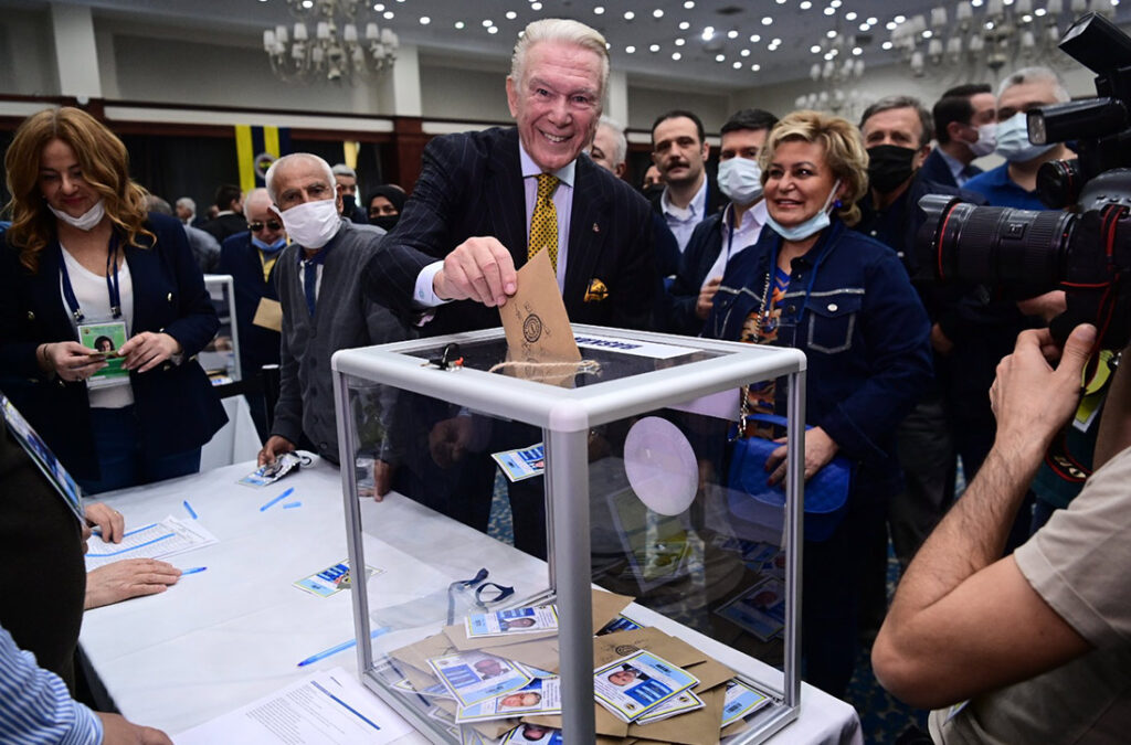 Fenerbahçe’de YDK Başkanı Uğur Dündar oldu