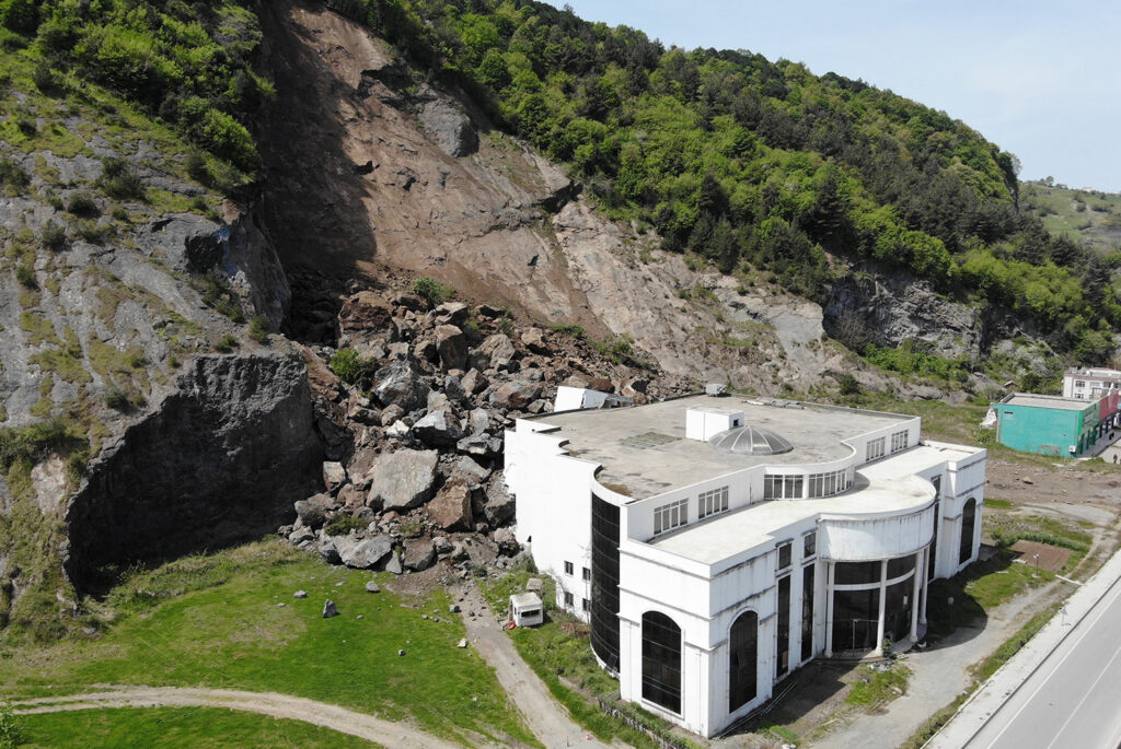 Heyelan paniği: Tonlarca kaya yuvarlandı