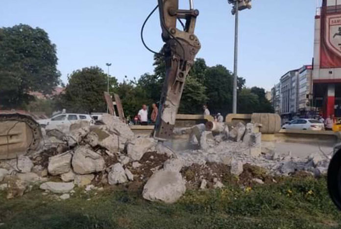 Samsun Büyükşehir Belediyesi, şehrin sembollerinden birini daha yıktı!