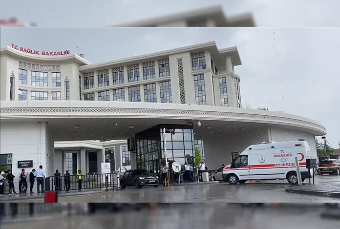 Sağlık Bakanlığı önünde sıcak dakikalar: Kendini ambulansa kilitledi