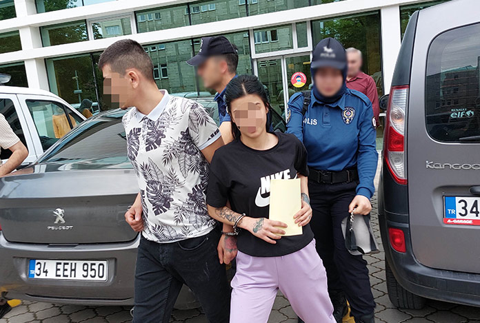 Biber gazı sıkıp astsubayı gasp ettiler