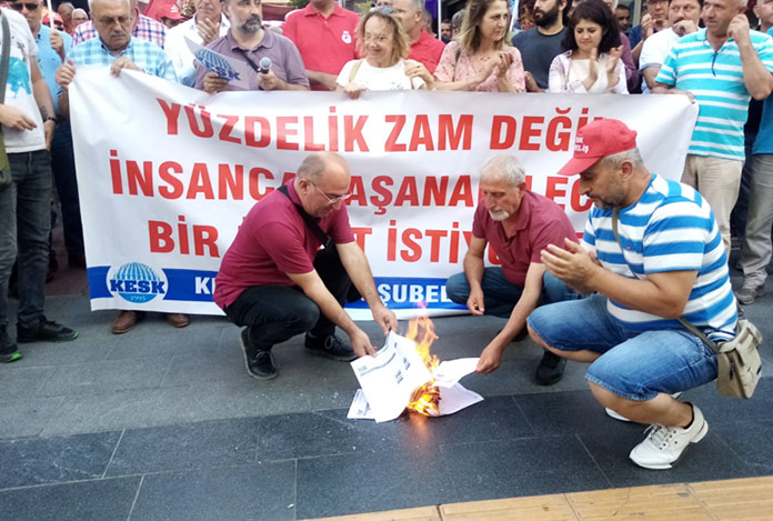 Kamu emekçileri bordro yaktı