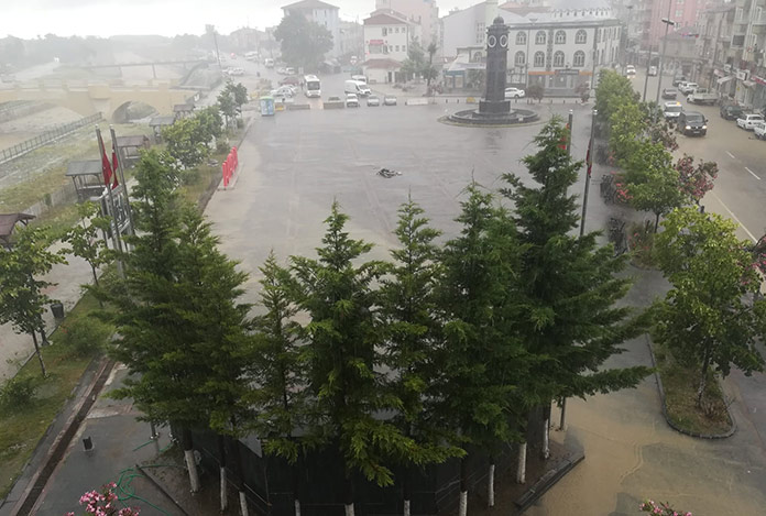 Yakakent ve Alaçam’a 80 kg yağış düştü