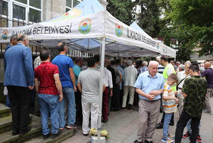 15 Temmuz şehitleri için lokma dağıtıldı