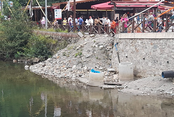 Uzungöl’e moloz döküldü