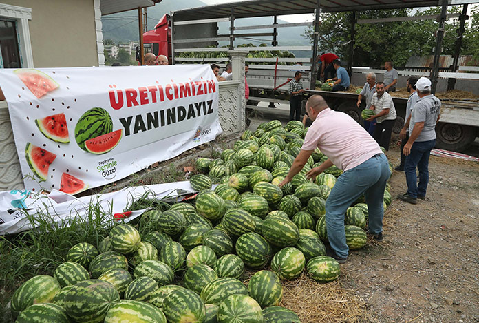 Karpuz dayanışması kırsalda büyüyor