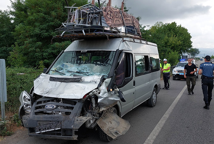 Minibüsle TIR çarpıştı: 14 yaralı