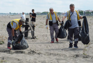 Sahilden 2 buçuk ton atık toplandı