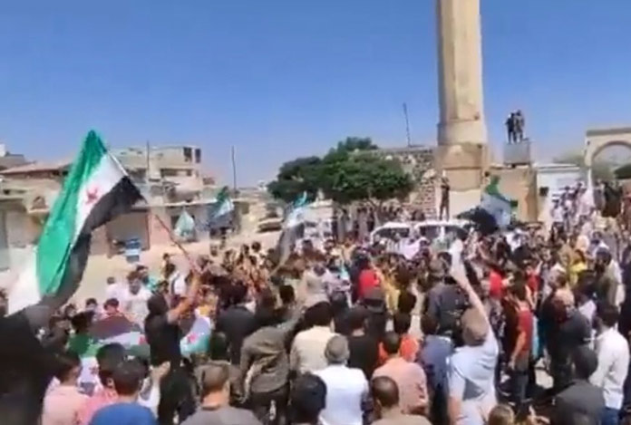 Binlerce Suriyeli, Türkiye’yi protesto için sokakta