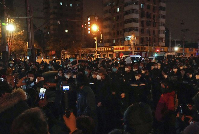Çin’de halk Covid-19 kısıtlamalarına karşı ayaklandı