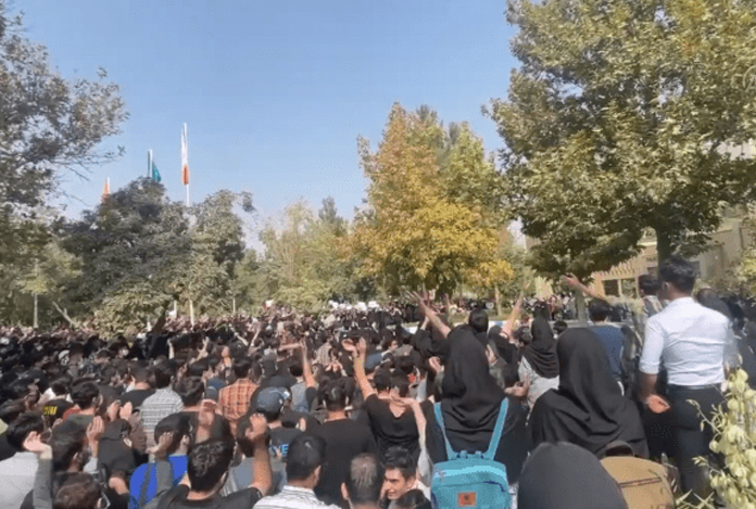 İran’ın Haş kentinde güvenlik güçleri protestoculara saldırdı: 16 ölü var