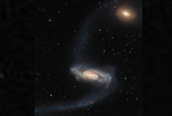 Hubble Uzay Teleskobu, ‘tuhaf kollu’ yeni bir galaksi keşfetti