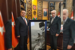 MHP’li Tosuner, Devlet Bahçeli’ye Hitler’in Atatürk montajlı fotoğrafını hediye etti