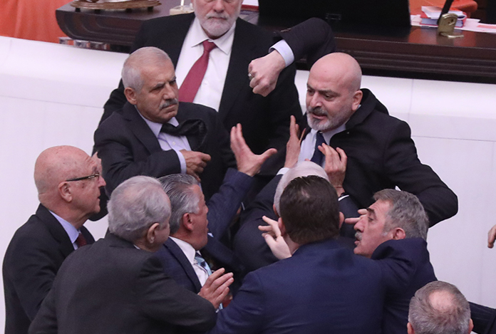 İYİ Parti’li Hüseyin Örs’e yumruk atan AK Parti’li Zafer Işık’a soruşturma