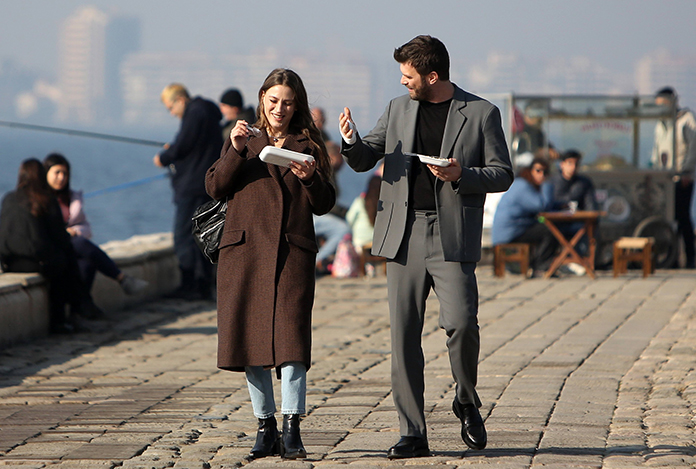 Kıvanç Tatlıtuğ ve Serenay Sarıkaya’nın yeni dizisinden ilk görüntüler yayınlandı