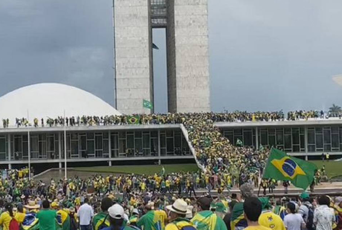 Brezilya’da Bolsonaro destekçileri Kongre’yi bastı