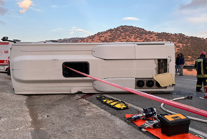 Denizli’de işçi servisi devrildi: 2 ölü, 15 yaralı