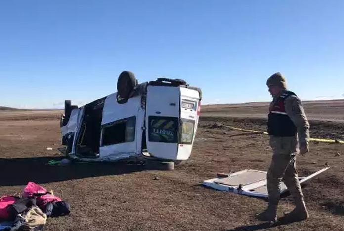 Öğrenci servisi devrildi: 1 ölü, 14 yaralı