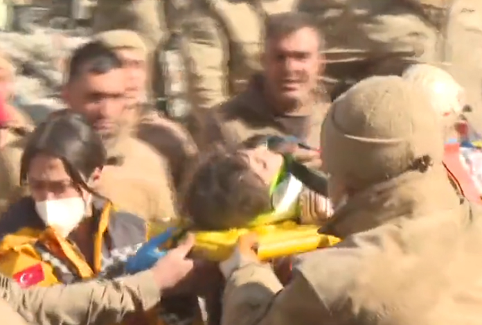 178. saatte 4 yaşındaki Miray bebek enkazdan sağ çıkarıldı