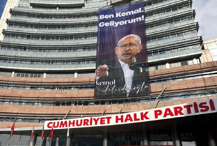 CHP Genel Merkezi’ne asıldı: “Ben Kemal, geliyorum”