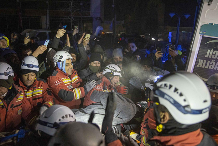 Enkaz altında umut arayışı sürüyor