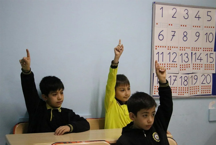 Depremin ardından ders zili çaldı