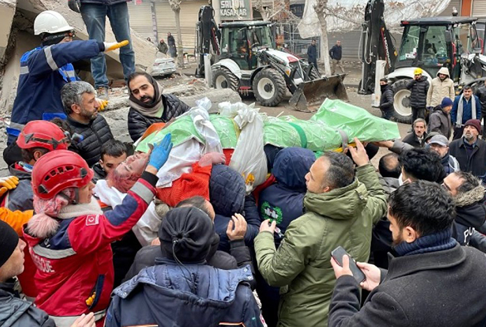 Diyarbakır’da 28 saat sonra enkazdan bir kadın kurtarıldı