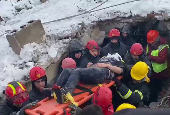 Kahramanmaraş’ta genç kadın 53 saat sonra enkazdan sağ çıkarıldı